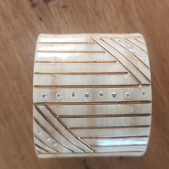 Elegant Cream and Gold Art Deco Cuff Bracelet - Picture 1 of 3